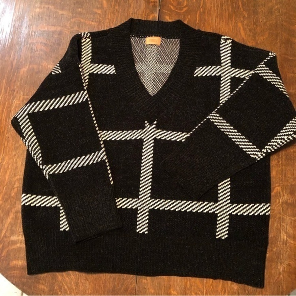 POL oversized V neck sweater. size large